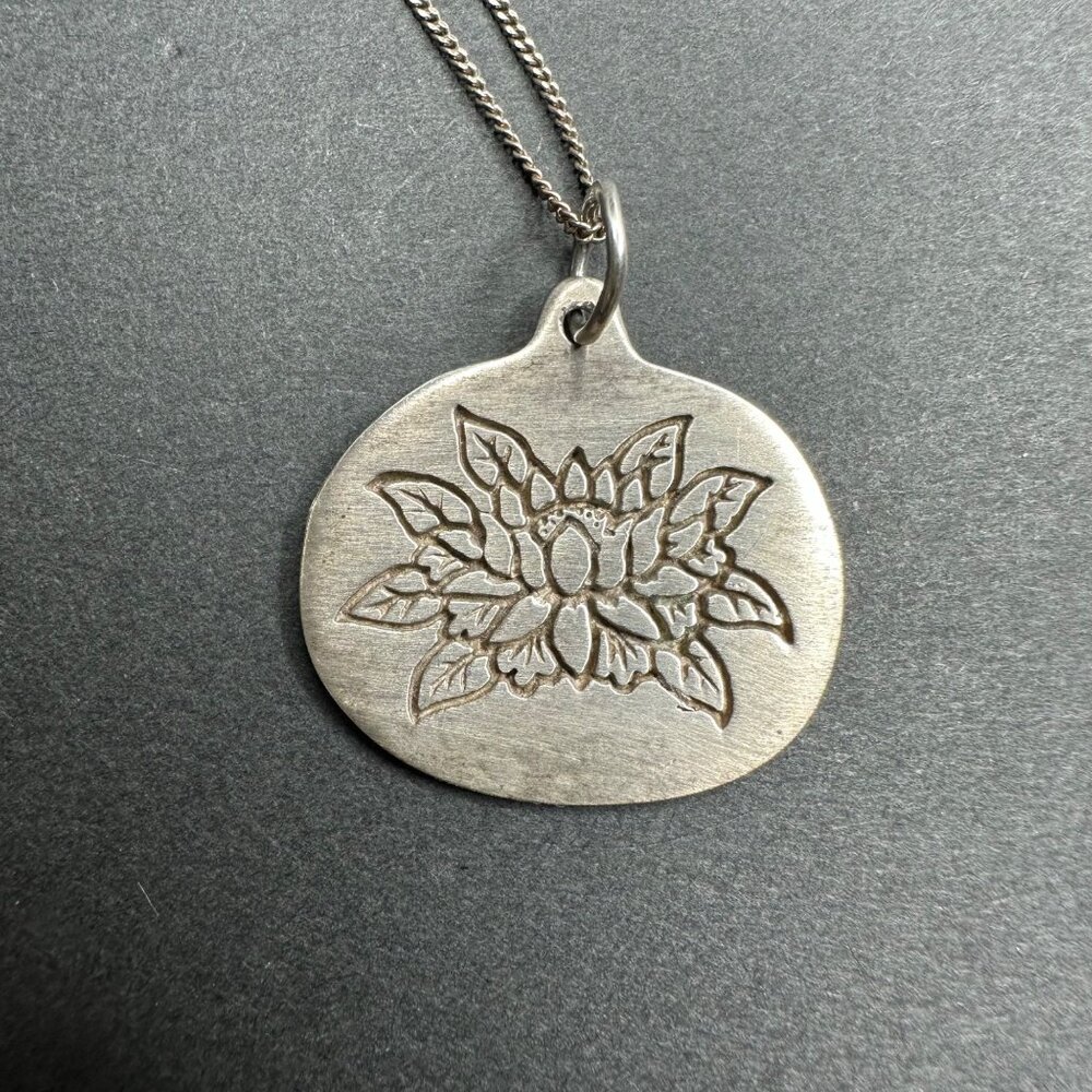 Baroni 925 Sterling Silver Stamped Lotus Flower Pendant Sterling Chain Necklace - Picture 2 of 8